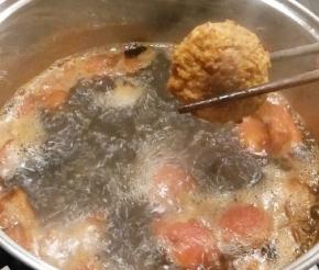 注入适量清水 烧开 放入炸好的丸子