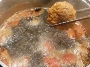 注入适量清水 烧开 放入炸好的丸子