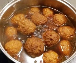 大火烧开后 改小火卤制 汤汁慢慢变少 变浓稠 丸子略显膨胀 颜色红亮 关火