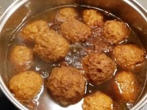 大火烧开后 改小火卤制 汤汁慢慢变少 变浓稠 丸子略显膨胀 颜色红亮 关火