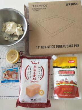 材料备齐，黄油和奶油奶酪室温软化