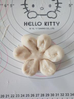 每个花瓣翻转90度。
