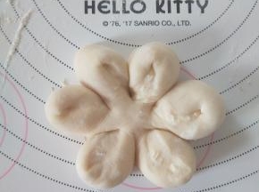 每个花瓣翻转90度。
