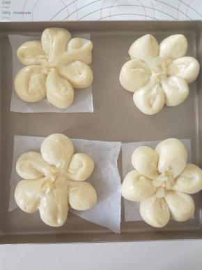 表面刷全蛋液，中间撒适量杏仁片。
