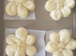 表面刷全蛋液，中间撒适量杏仁片。
