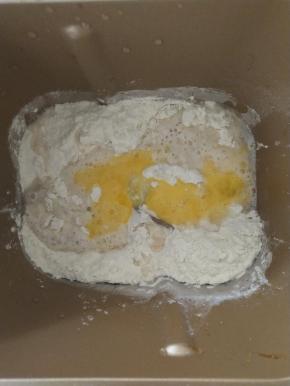 面团材料除黄油外全部放入面包机揉面。
