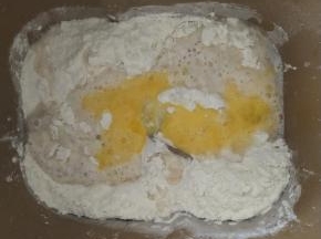 面团材料除黄油外全部放入面包机揉面。
