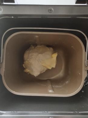 揉成团后放入黄油继续揉。