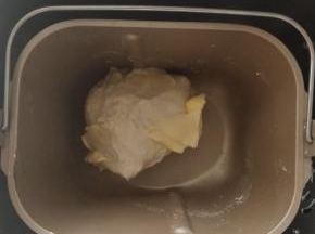 揉成团后放入黄油继续揉。