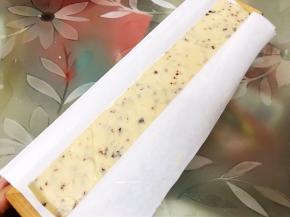 把面团装入铺有油纸的模具里压紧压实
放入冰箱冷冻45分钟定型