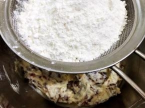 筛入低筋面粉