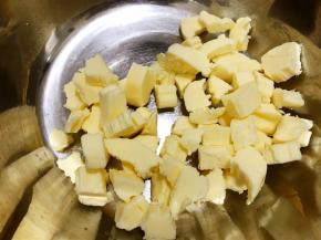 黄油切小块软化