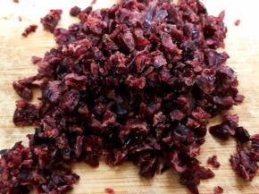 蔓越莓干切碎备用