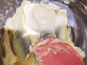 黄油软化至用刮刀能轻轻拌开