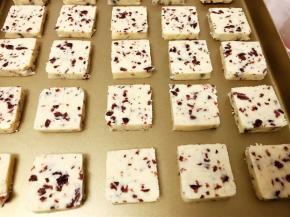 切成均匀的小块摆入不沾烤盘里