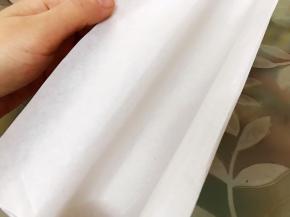 饼干模具里铺上油纸