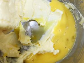 加入全蛋液拌匀