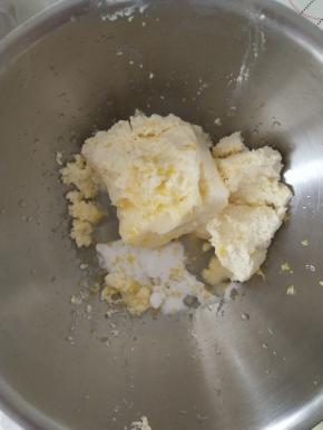 柠檬刮出皮，挤出汁后与奶油奶酪，细砂糖混合均匀。
