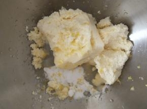 柠檬刮出皮，挤出汁后与奶油奶酪，细砂糖混合均匀。
