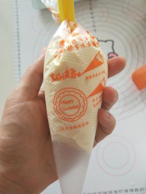 装入裱花袋备用。