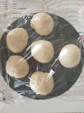 发酵好的面团分割成6份，滚圆盖保鲜膜冷冻10分钟。
