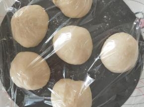 发酵好的面团分割成6份，滚圆盖保鲜膜冷冻10分钟。
