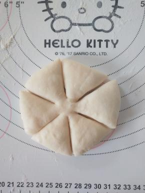 面团轻轻压扁，切6瓣，中间不切断。
