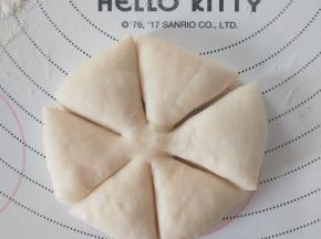 面团轻轻压扁，切6瓣，中间不切断。
