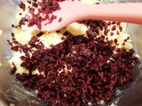 加入切碎的蔓越莓干