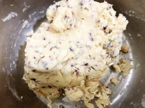 混合成没有干粉的面团