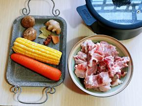 准备食材及汤锅。