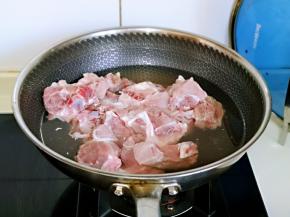 小排温水洗干净后，冷水入锅焯水。大火烧开即可捞出，再用温水反复冲洗，把排骨上的杂质冲洗干净备用。