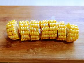 玉米冲洗干净，切段。