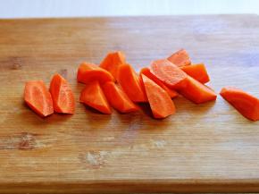 胡萝卜去皮，洗干净，滚刀切块。
