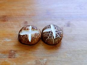 香菇洗干净切十字刀，如图。