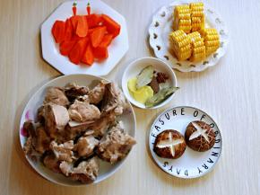 姜去皮切片，准备好所有食材。