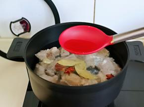 加入料酒去腥。