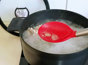 大火烧开够，将上面的浮末撇出来，炖20分钟。