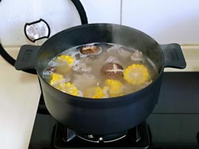 20分钟后加入切好的玉米几香菇，小火再炖20分钟。