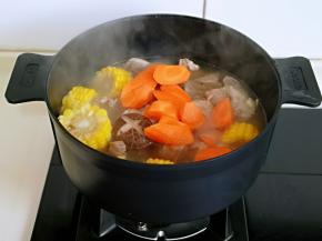 最后加入胡萝卜，按个人口味加入盐，中小火炖10分钟，关火焖5分钟再打开盖子。