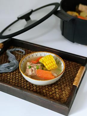 如果不用拍照的话，可以直接把炖锅端上桌哈！