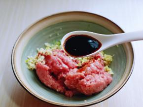 再加入生抽提鲜。