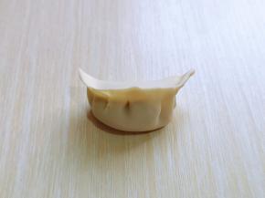 取一张饺子皮，放入馅料，将饺子皮对折，再捏起来，这样就包好了呦～