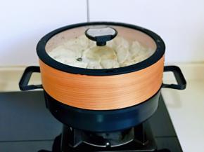 将蒸笼放在蒸锅上，冷水上锅蒸12分钟，关火焖3分钟。