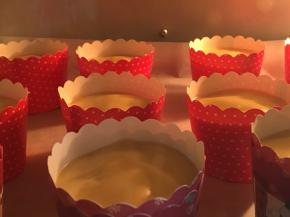 烤盘送入烤箱中层，上下火180度烤25分钟，后面几分钟注意上色程度，适当调低上火温度至150度，烤完全程。