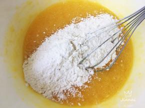 将过筛后的低粉，分成三次加入油蛋液中搅拌，每次都要搅拌均匀再加入下一次。