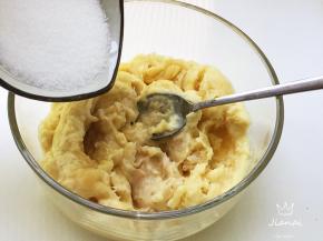 榴莲去核，加入细砂糖搅拌成顺滑的榴莲糊。