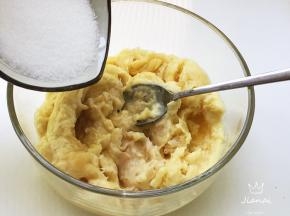 榴莲去核，加入细砂糖搅拌成顺滑的榴莲糊。