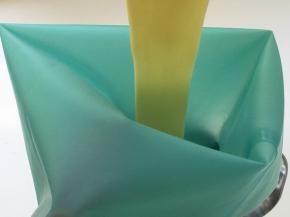 将玛芬糊倒入裱花袋中备用。