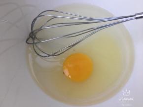 加入鸡蛋打散，与糖油融合。